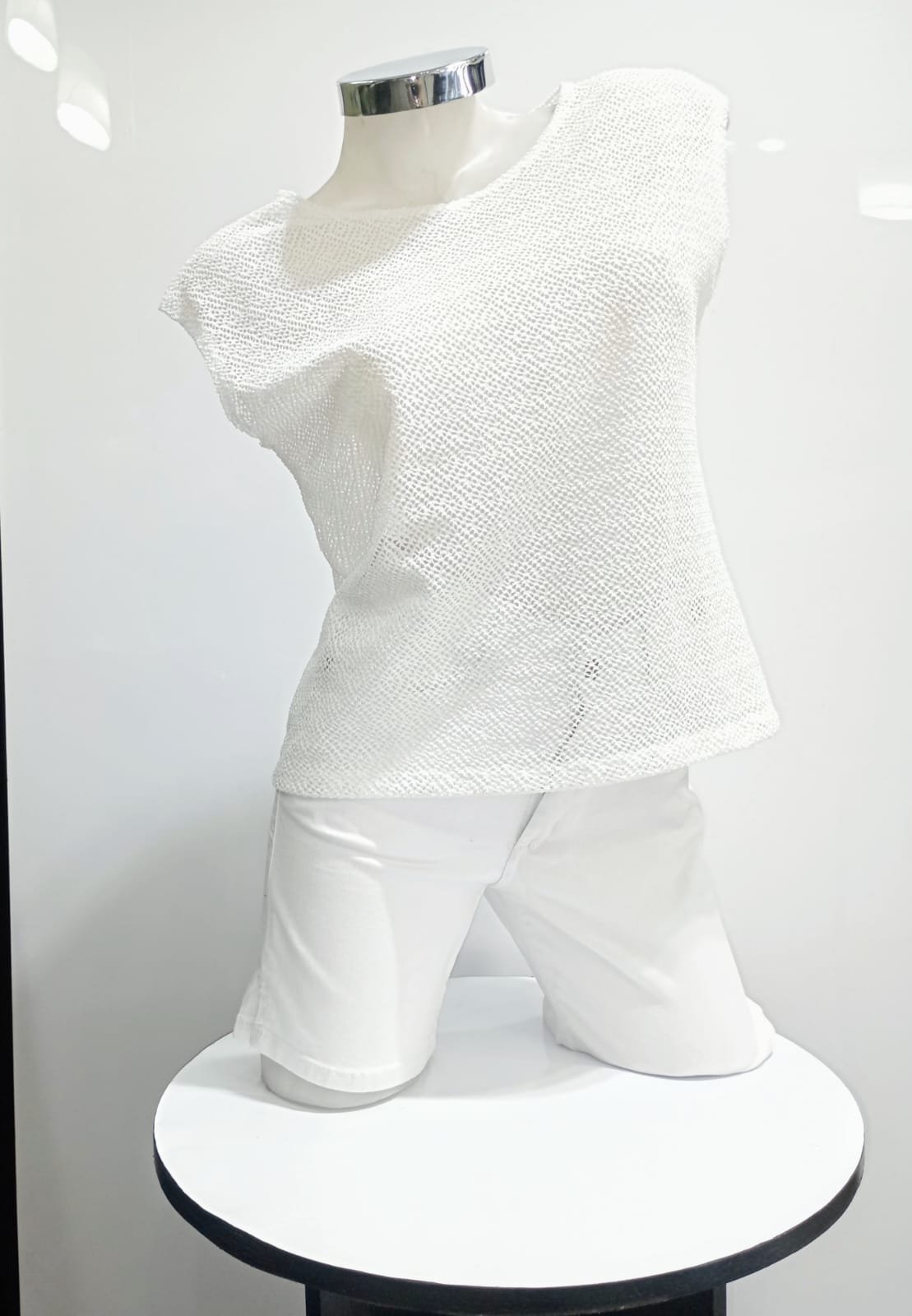 Musculosa de tejido abierto, sin mangas. En blanco. - devhoraindumentaria