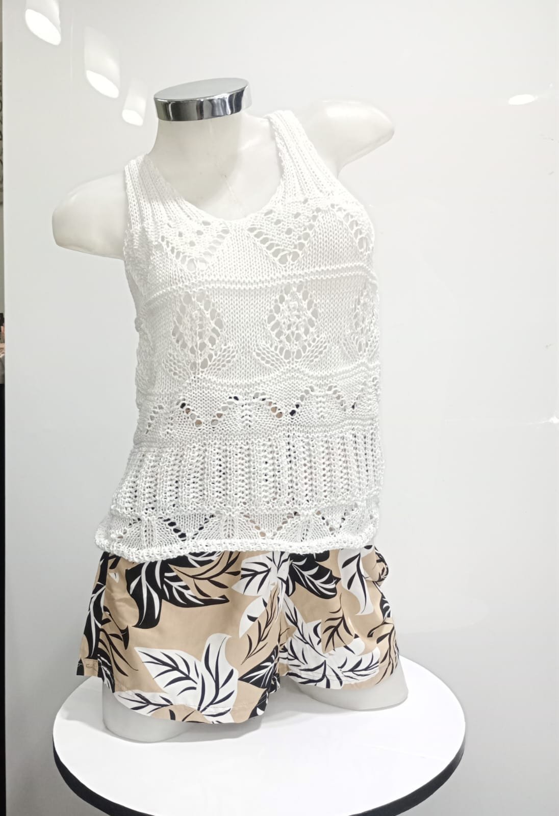 Musculosa Tejida Blanca con detalles de brillo y textura abierta - devhoraindumentaria