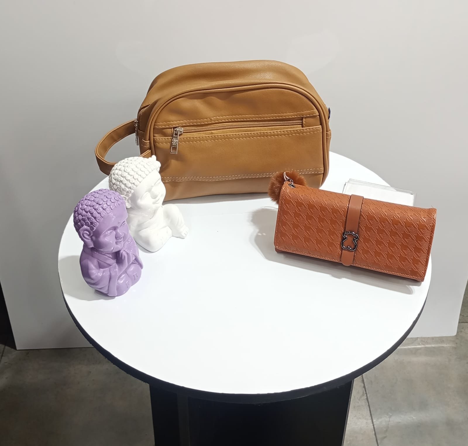 Neceser Semicuero Marron, Billetera con pompón - devhoraindumentaria