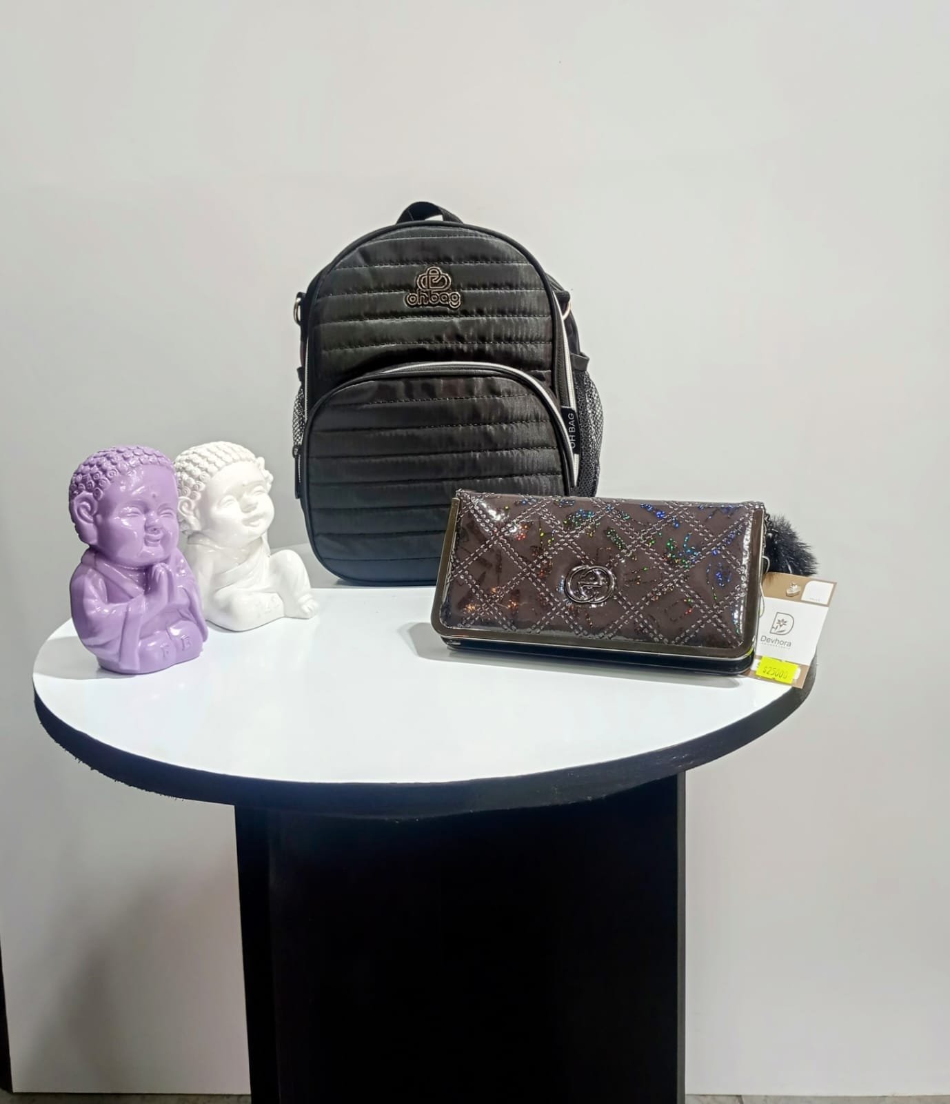 Mini Mochila Negra, Billetera de Charol y pompón - devhoraindumentaria