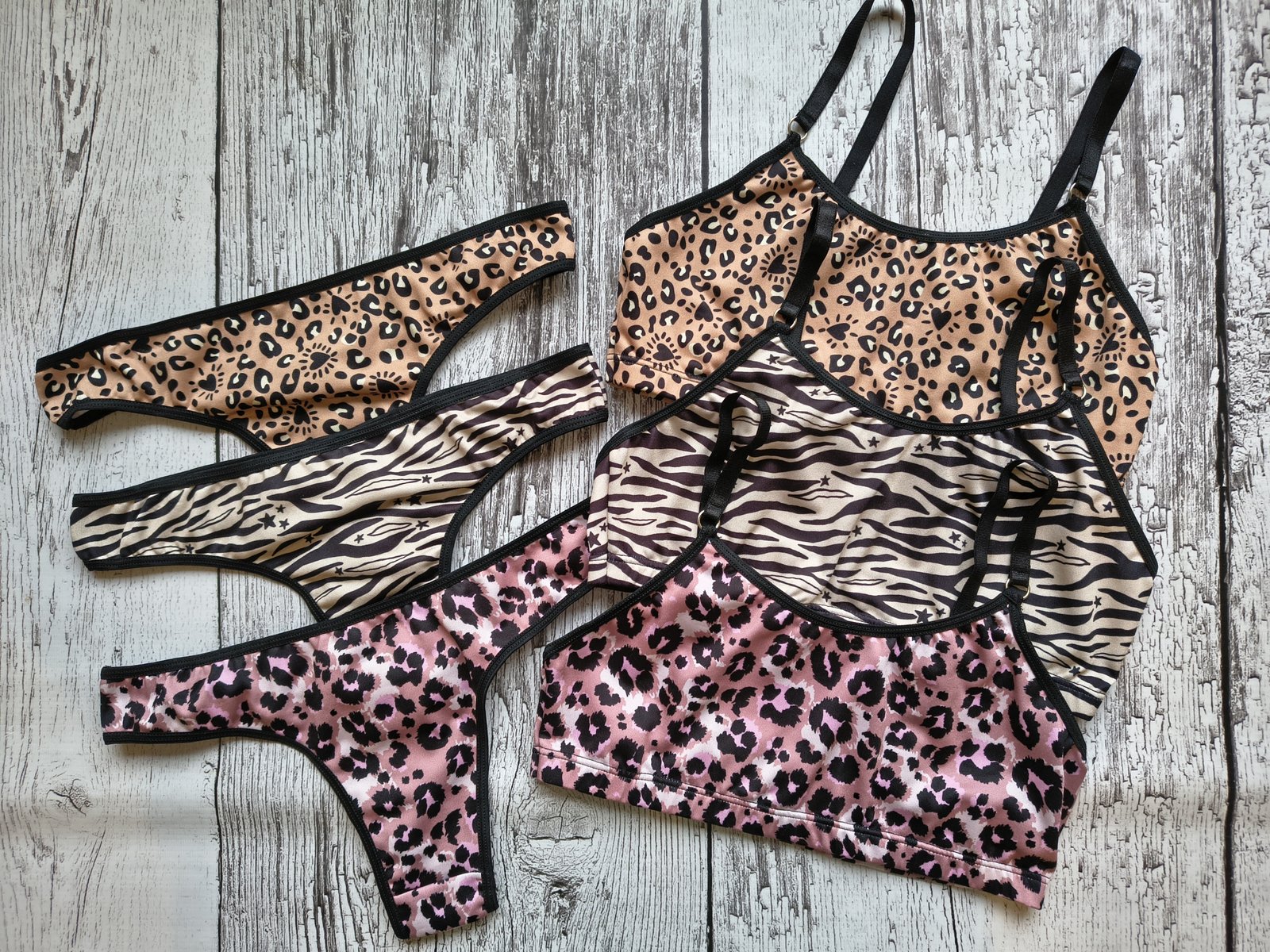 Conjunto microfibra estampado Lalu con less entera - Sweet Poison Lencería