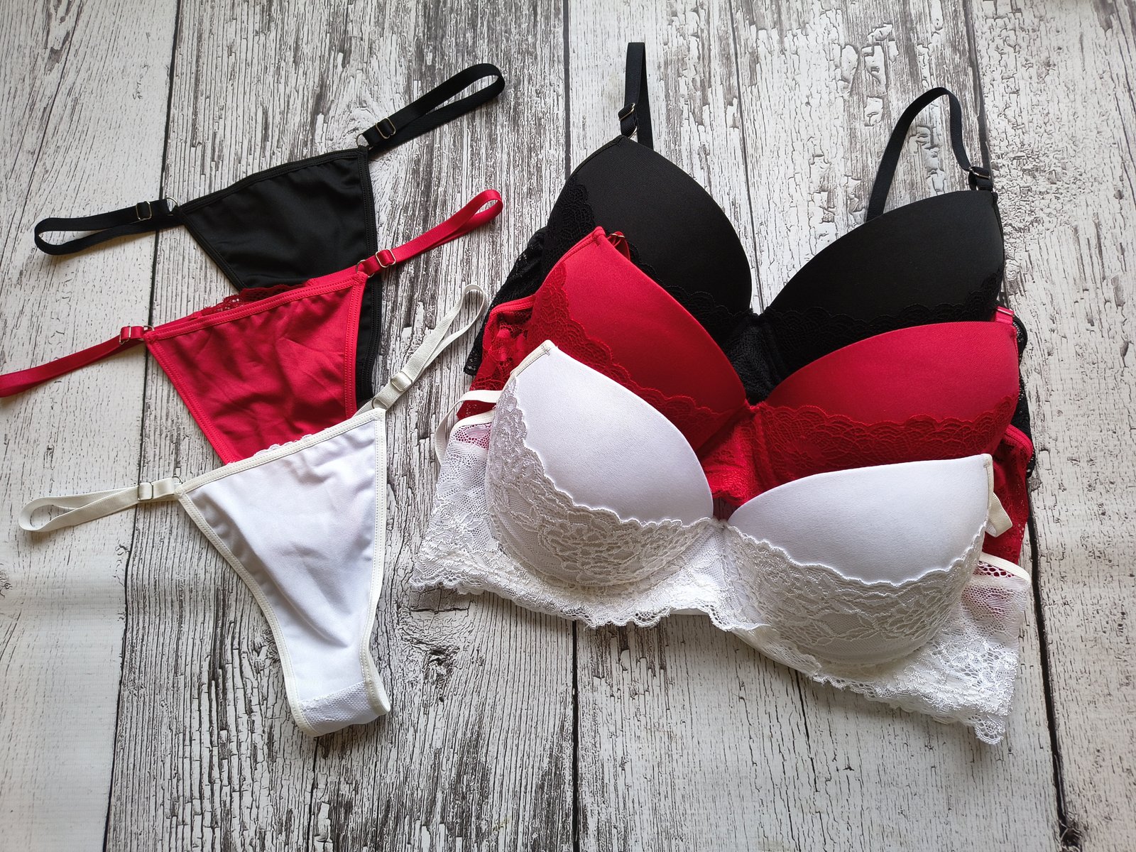Conjunto armado taza soft con push up de microfibra media puntilla con less regulable - Sweet Poison Lencería