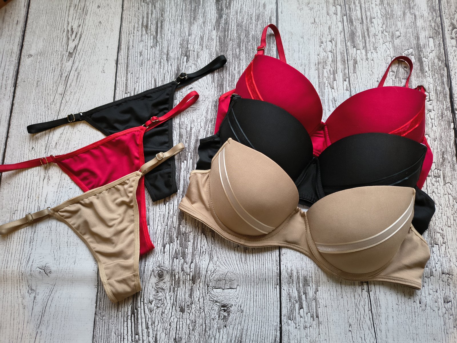 Conjunto armado taza soft con push up de microfibra con less regulable - Sweet Poison Lencería