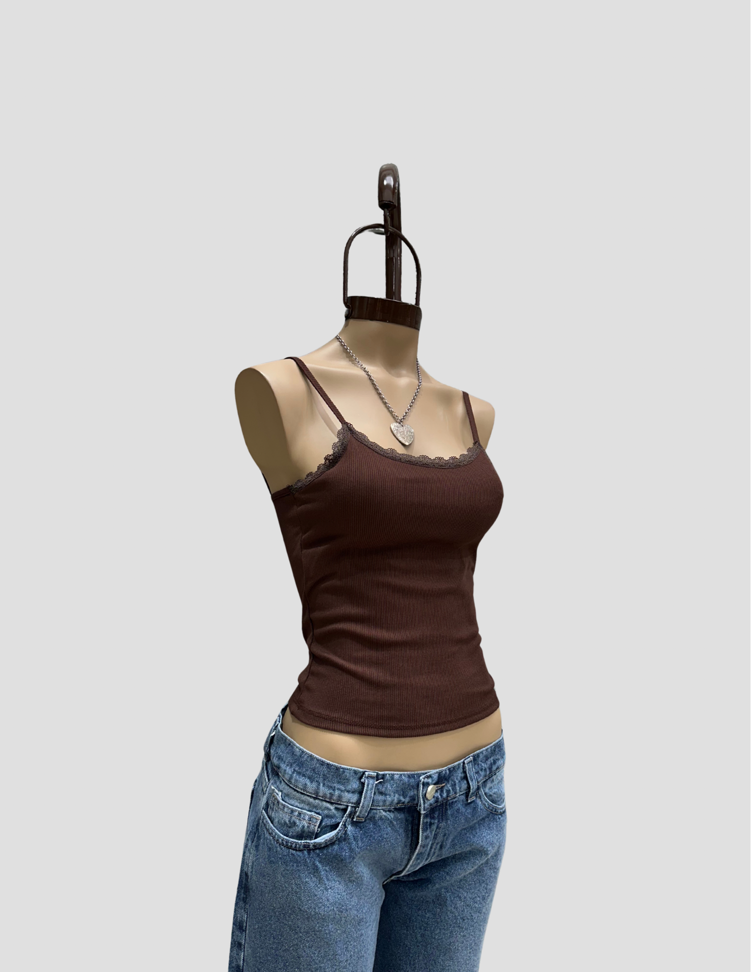 MUSCULOSA TIRAS CON COPA Y PUNTILLA